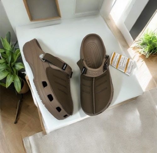 Crocss yukon vista deep brown clogs 4